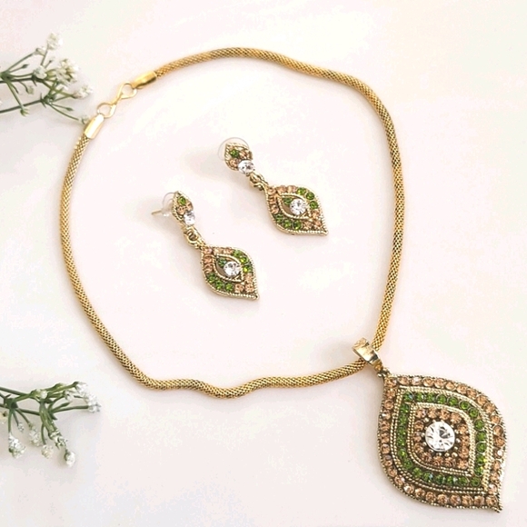 Jewelry - Necklace Set